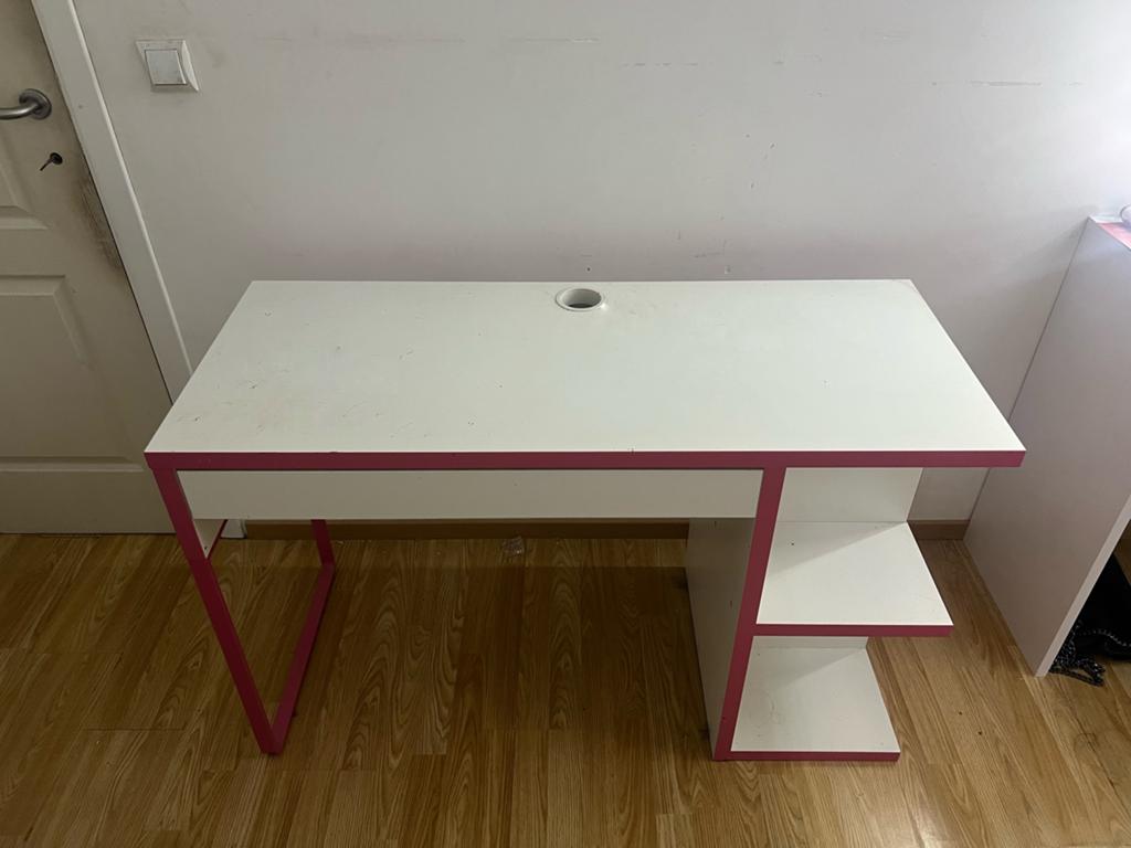 Witte bureau met roze accenten in perfecte staat, Ophalen, Zo goed als nieuw, Roze