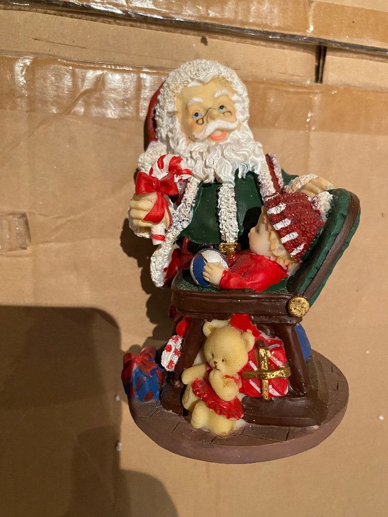 Kleine kerstman met kindje in eetstoel, Diversen, Verzenden, Nieuw