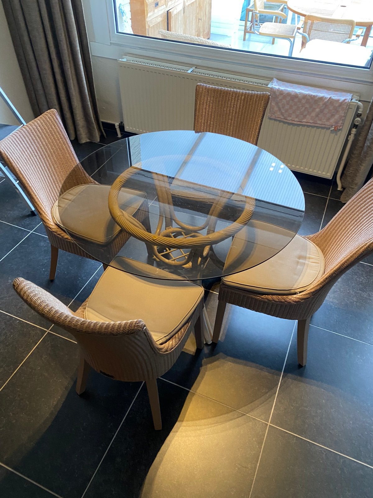 Ronde tafel met glazen blad en 4 rieten stoelen, Huis en Inrichting, Tafels | Eettafels, Ophalen, Gebruikt