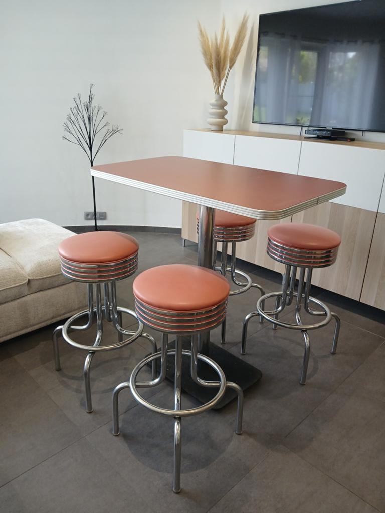Ensemble vintage avec table haute et 4 tabourets de bar, Enlèvement