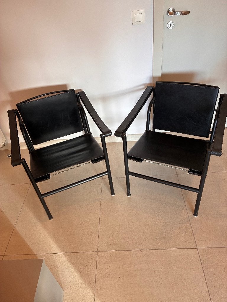 Par LC1 Cassina Le Corbusier fauteuils (authentik), Huis en Inrichting, Ophalen, Gebruikt, Minder dan 75 cm, Leer