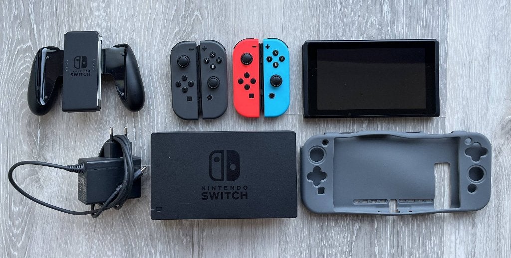 Nintendo Switch (2017) – set complet avec 2 paire de Joy-Con, Avec disque dur, Enlèvement ou Envoi, Avec 3 manettes ou plus, Utilisé