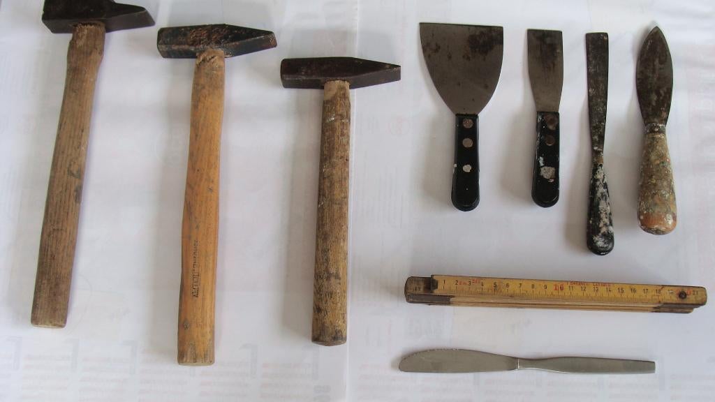 Anciens divers outils solides, lourds, marteaux, statules, Enlèvement