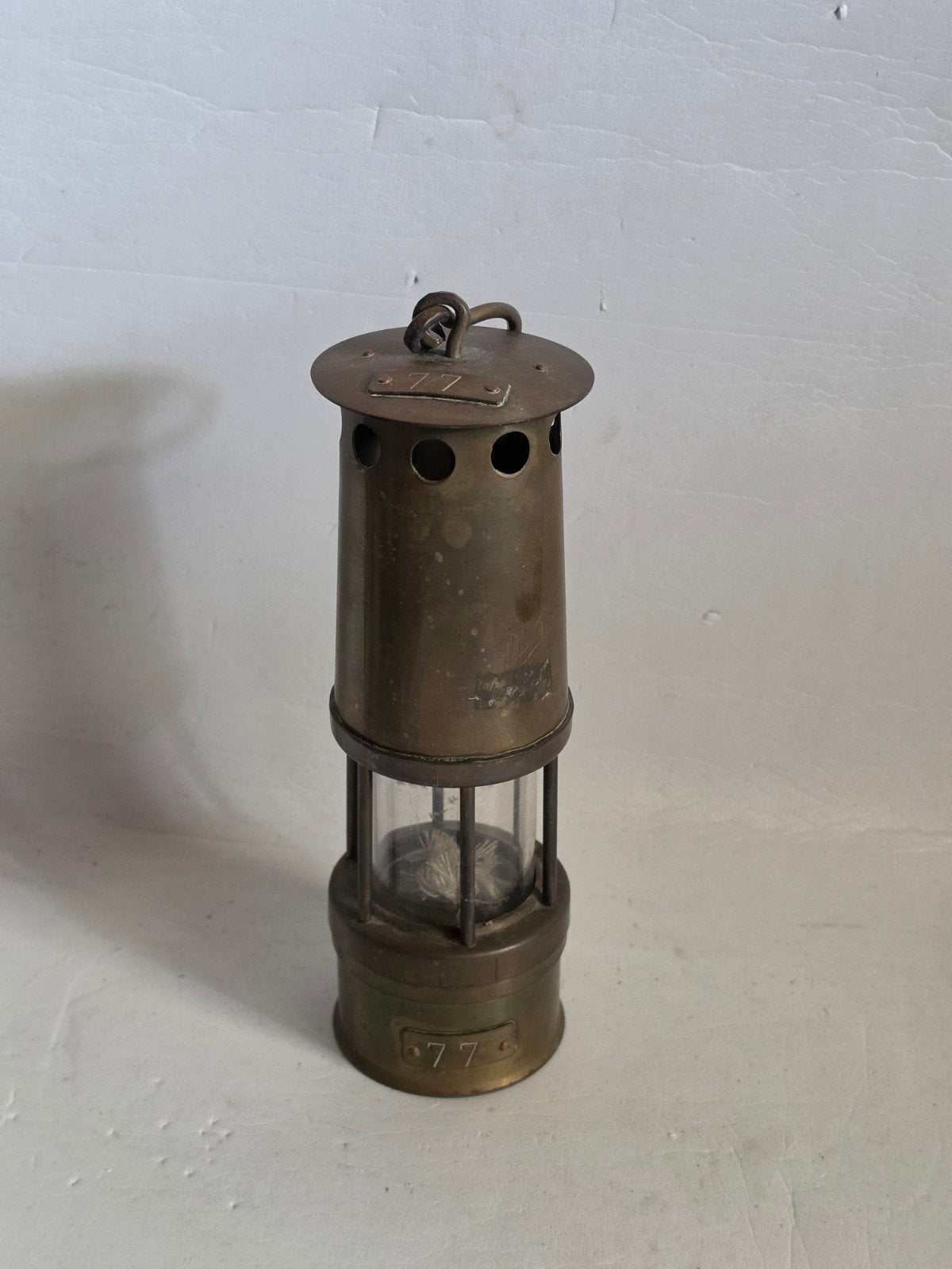 Antique brass miners lamp - safety lantern - numbered 77, Enlèvement