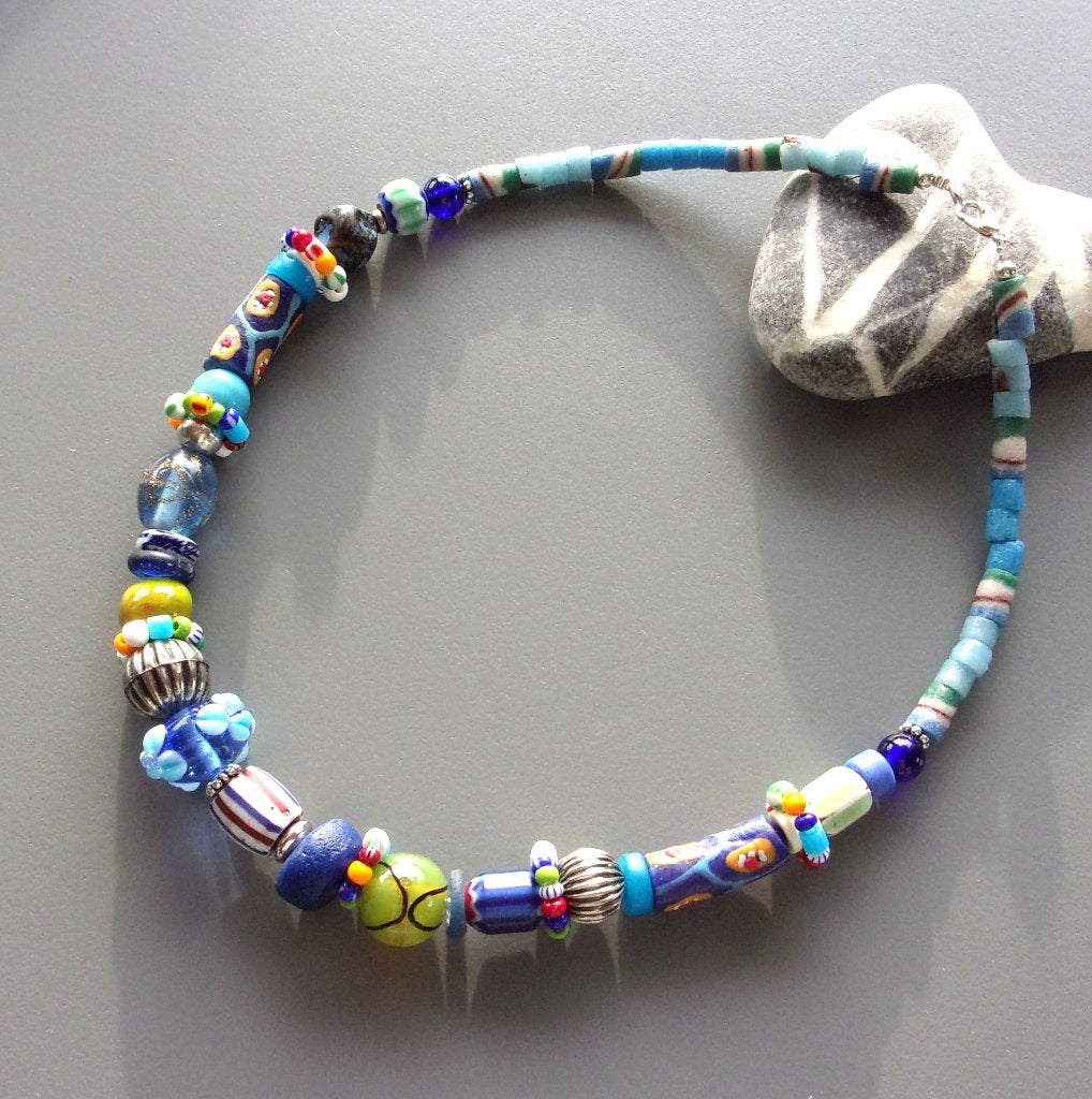 Halsketting met antieke ruilkralen en kunstenaarskralen, Ophalen of Verzenden, Nieuw, Blauw, Overige materialen