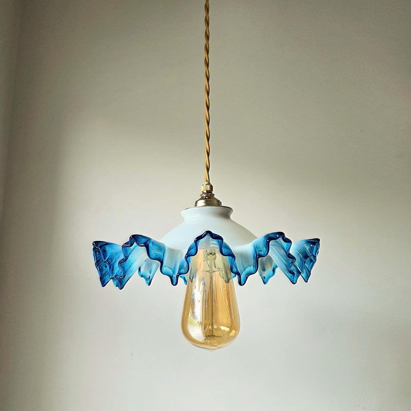 Lampe suspendue vintage en verre opalin italien., Antiquités & Art, Enlèvement ou Envoi