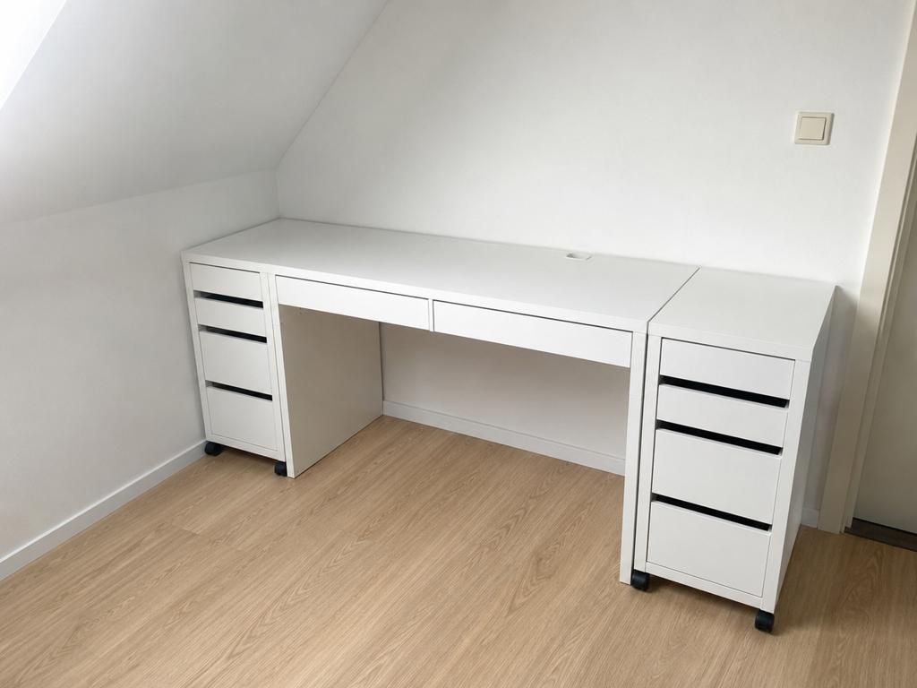 IKEA MICKE bureau met 2 ladeblokken – €150, Ophalen, Zo goed als nieuw
