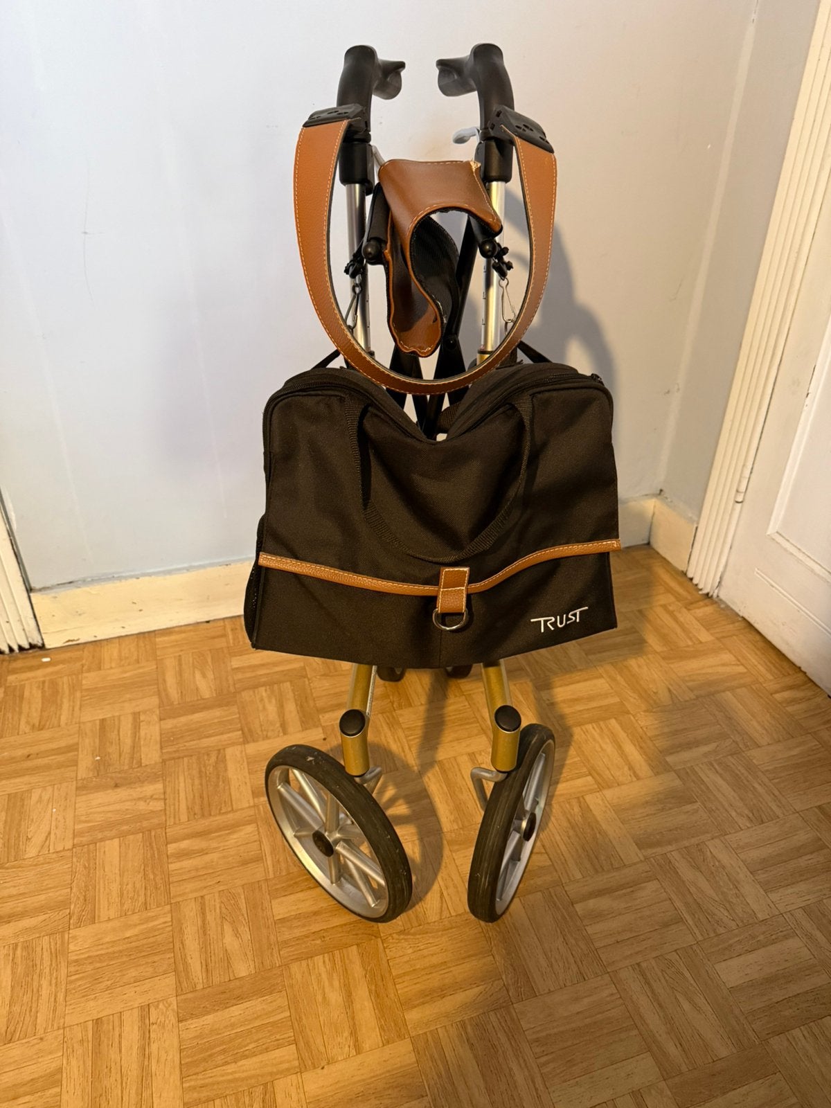 TRUST elegante rollator voor binnen en buiten, Diversen, Ophalen, Gebruikt