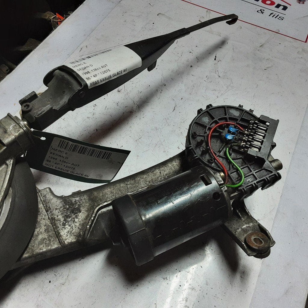 MOTEUR ESSUIE-GLACE AVANT E (W210) (0390241420), Autos : Pièces & Accessoires, Vitres & Accessoires, Mercedes-Benz, Utilisé