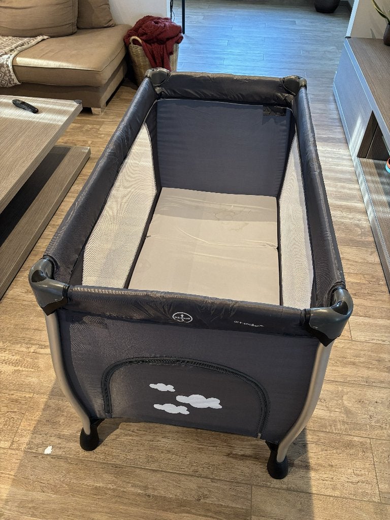 Dreambee reisbedje + matras, Ophalen, Gebruikt, Reisbedje