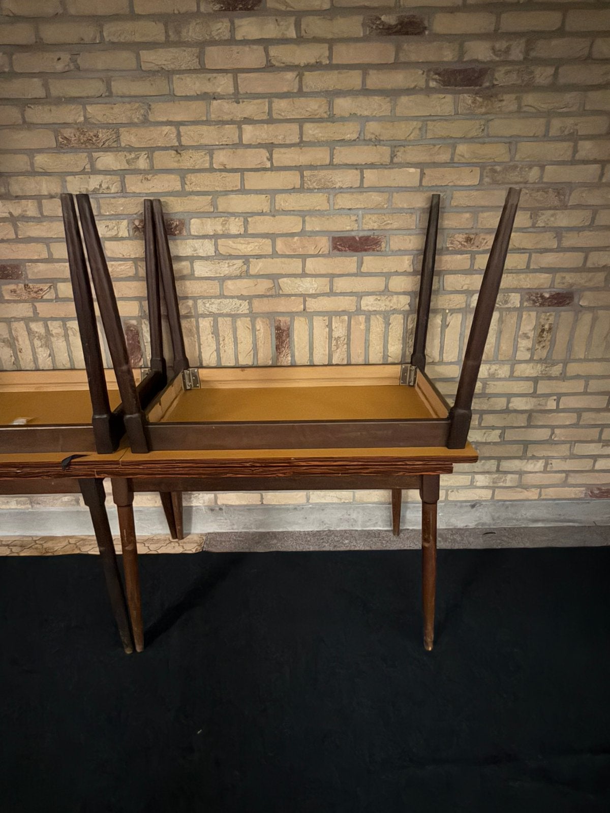 25 tafels te koop, Ophalen