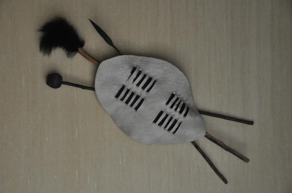 Bouclier d'Afrique du Sud avec lance et gourdin - 80x30cm, Antiquités & Art, Enlèvement