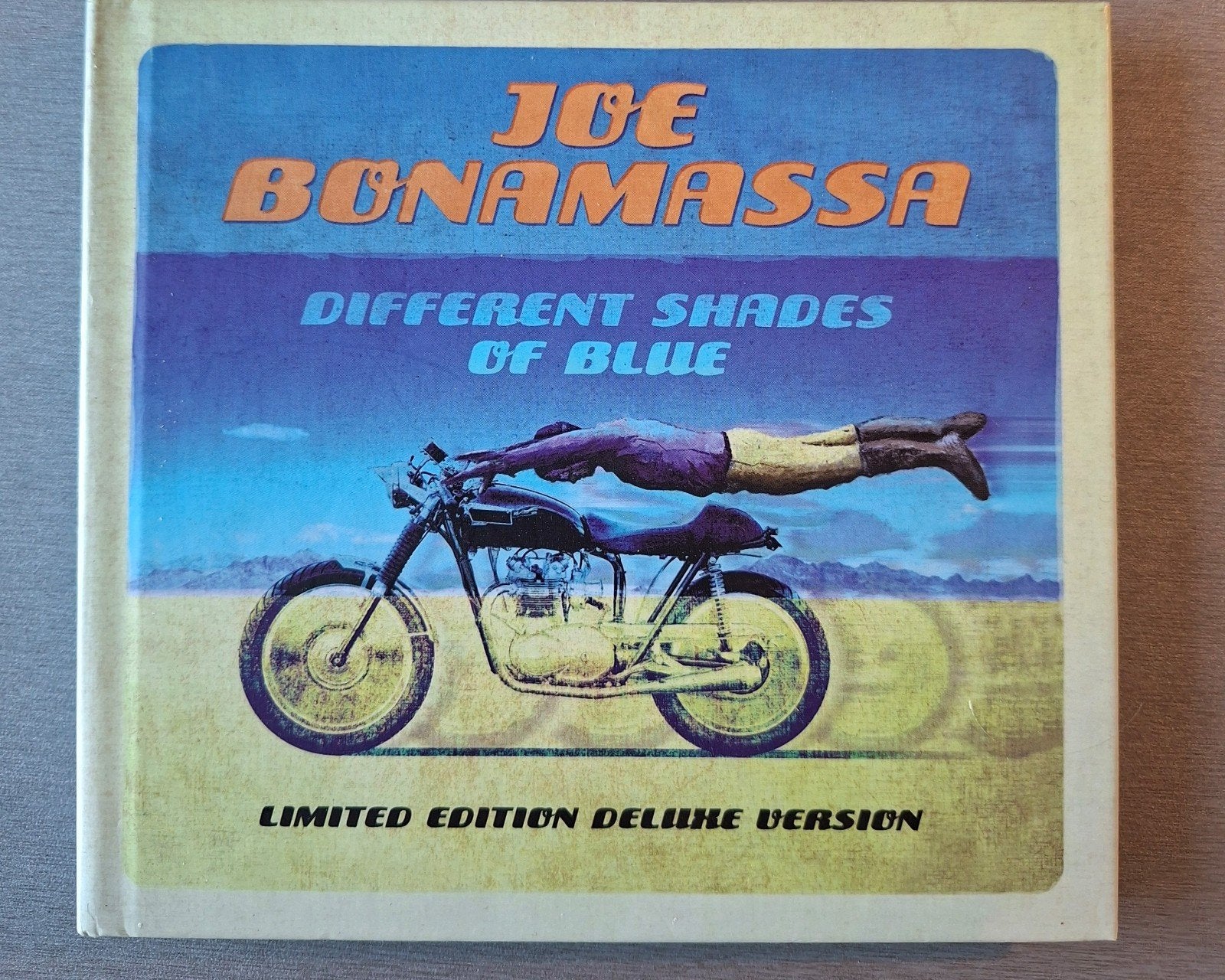 Cd. Joe Bonamassa.  Different Shades of blue. Deluxe edition, Ophalen of Verzenden