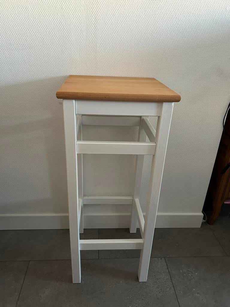 Wit houten barstoel barkruk, Huis en Inrichting, Ophalen, Met voetsteun, 60 tot 90 cm, Zo goed als nieuw