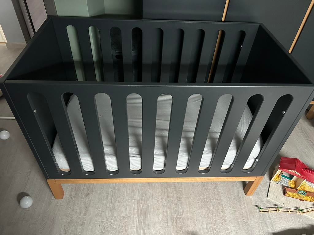 Lit bébé / enfant Quax indigo+ sommier + matelas, Enfants & Bébés, Enlèvement, Utilisé, Matelas