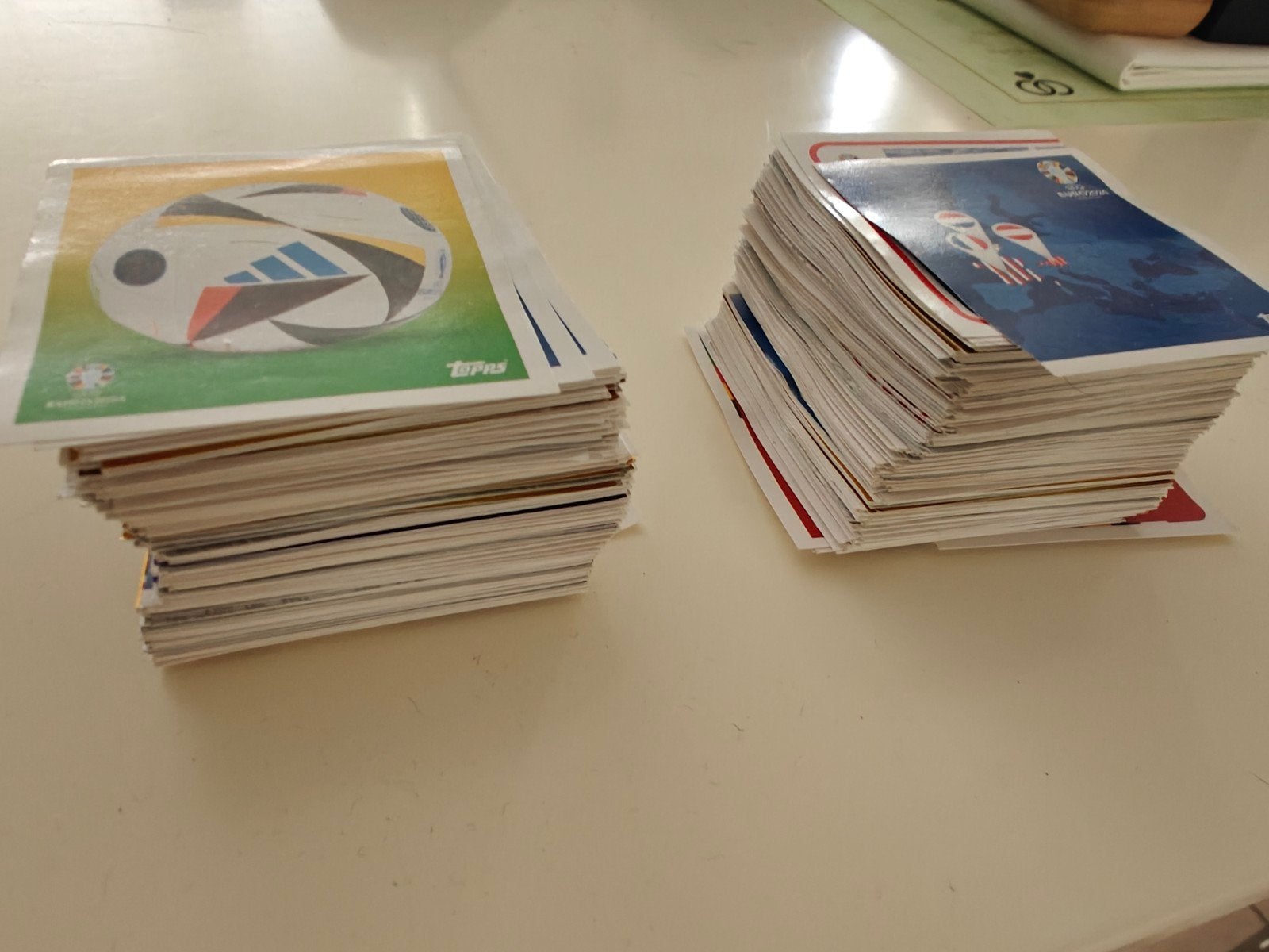 Lot +/- 300 EK 2024 Topps Stickers, Enlèvement ou Envoi