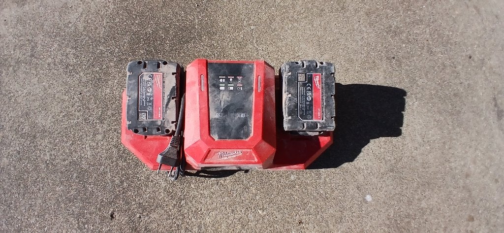 Milwaukee dubbele accu laadstation met 2 accu's, Doe-het-zelf en Bouw, Gereedschap | Handgereedschap, Ophalen, Gebruikt, Overige typen