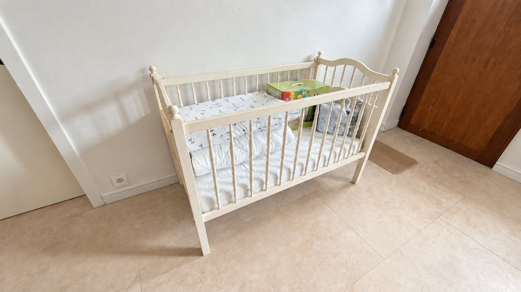 Compleet wit babybedje met 2 matrassen en accessoires, Ophalen, Gebruikt, Minder dan 140 cm, Matras