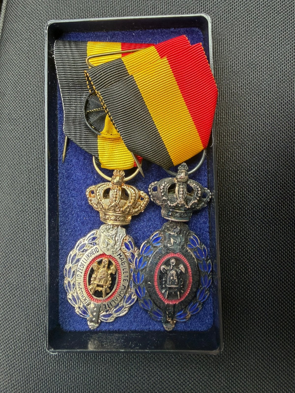 2 belgische eretekens ( arbeid ), Ophalen