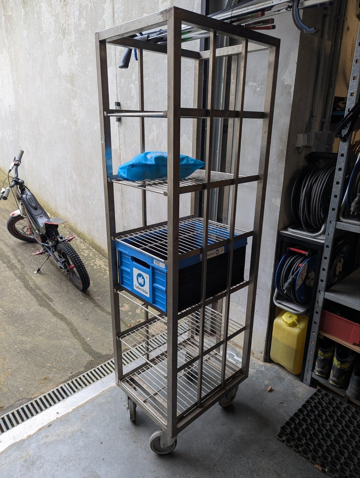 étagère de cuisine en acier inoxydable sur roulettes. 6 nive, Enlèvement, Utilisé