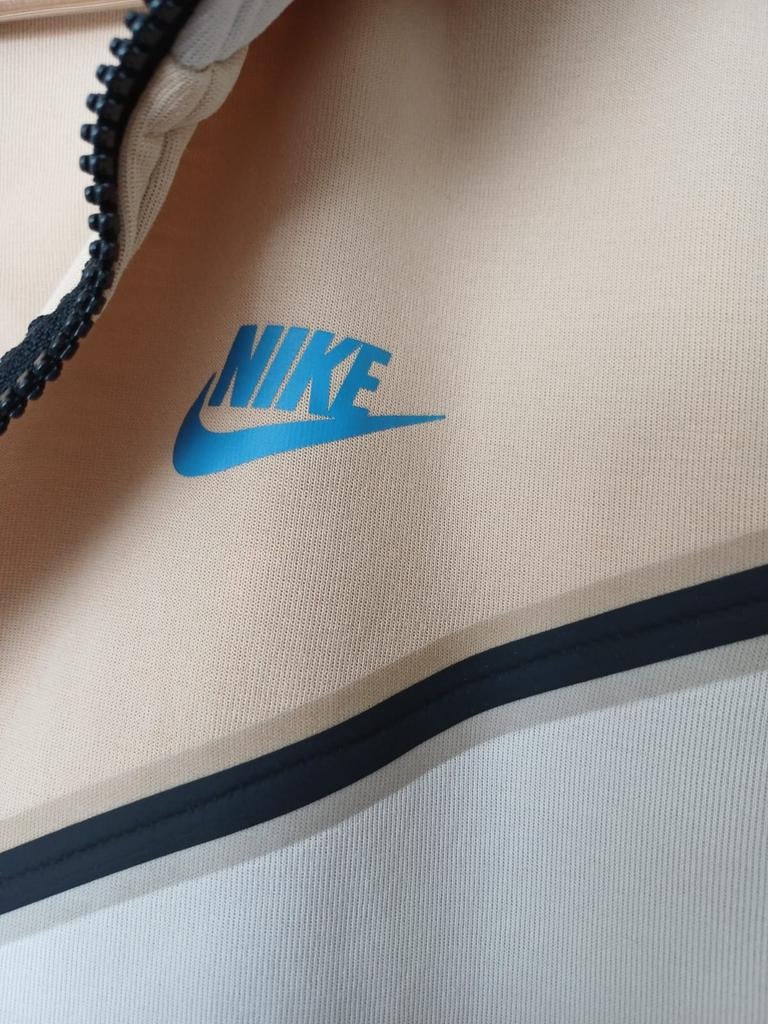NIKE TECH MAAT M, Enlèvement