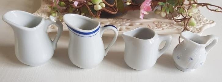 2 mini melkkannetjes , wit porselein, blauw randje, motief, Antiek en Kunst, Ophalen of Verzenden