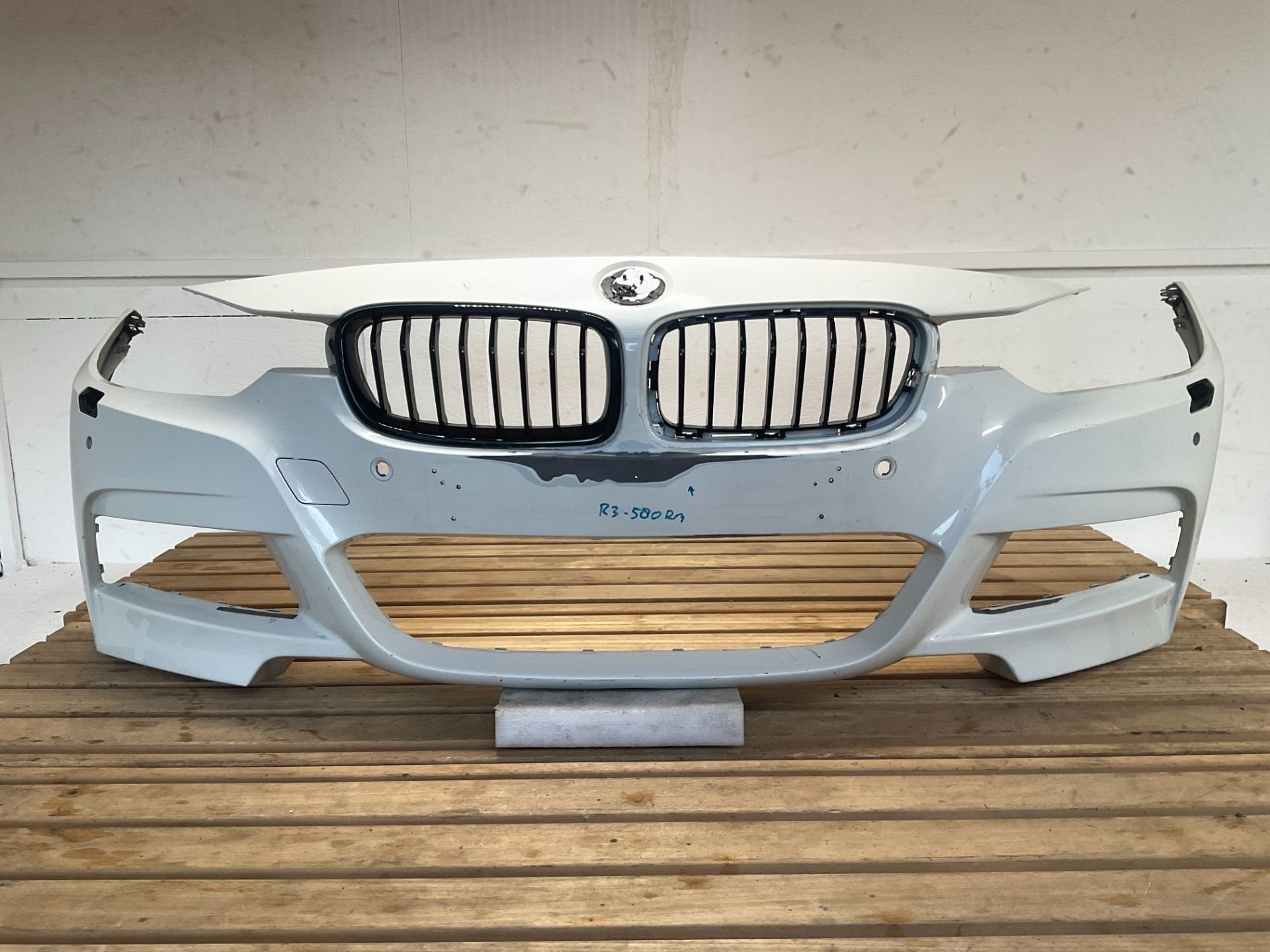 Bumper BMW 3-Serie (F30/F31) 8055180 Voorbumper R3-580-RM, Petuelring 130
80788  Munich, DE, Gebruikt, Info@bmw.de, Bumper