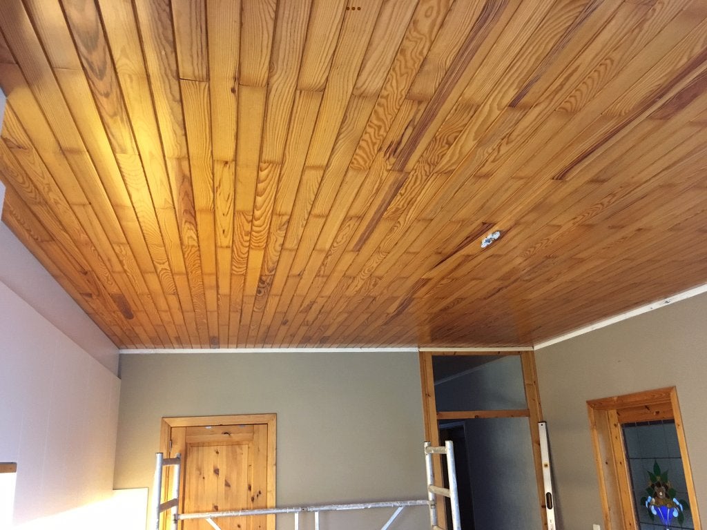 Houten latjes van plafond, Enlèvement