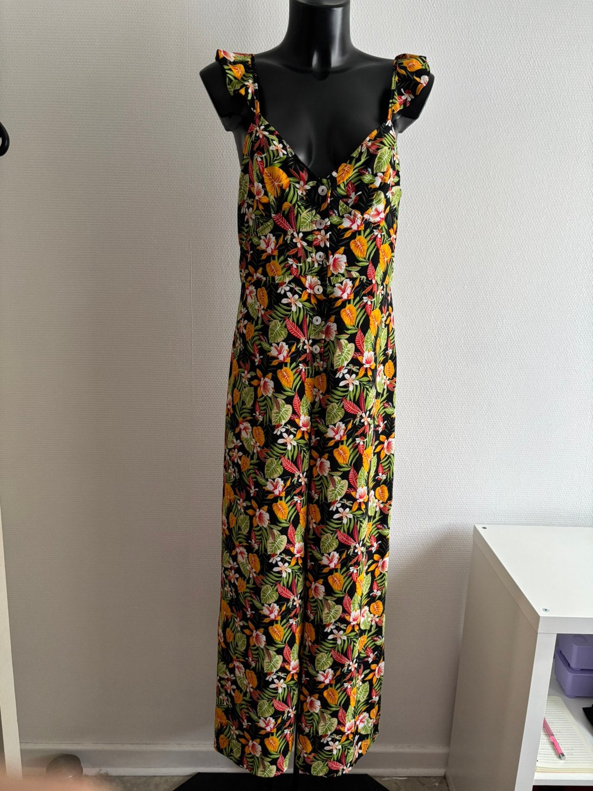 Nieuwe jumpsuit met bloemen, Kleding | Dames, Jumpsuits, Ophalen of Verzenden, Nieuw, Maat 38/40 (M)