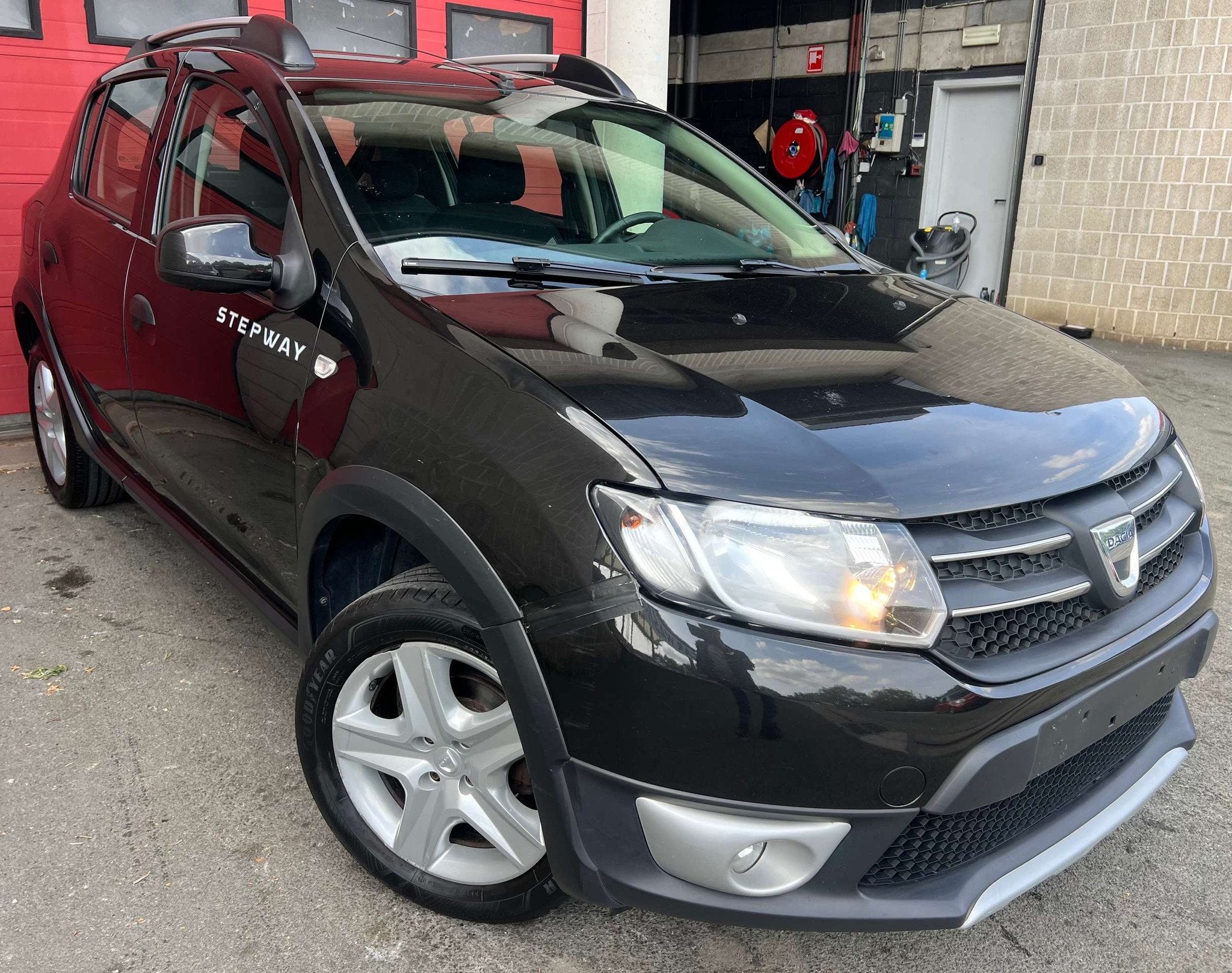 Dacia Sandero Stepway 0.9 TCe + CLIM (bj 2015), Auto's, Dacia, Start-stop-systeem, Gebruikt, Zwart, Bedrijf