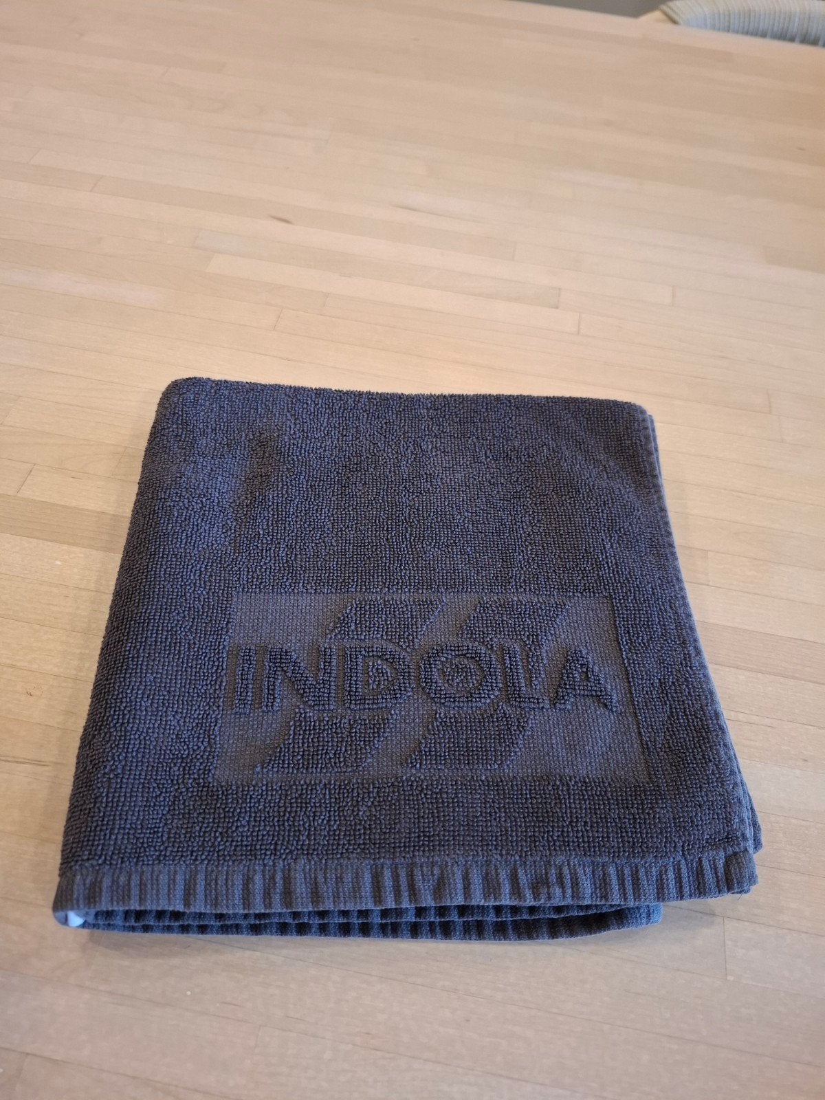 Indola badhanddoek te koop!, Ophalen, Zo goed als nieuw, Grijs, Handdoek