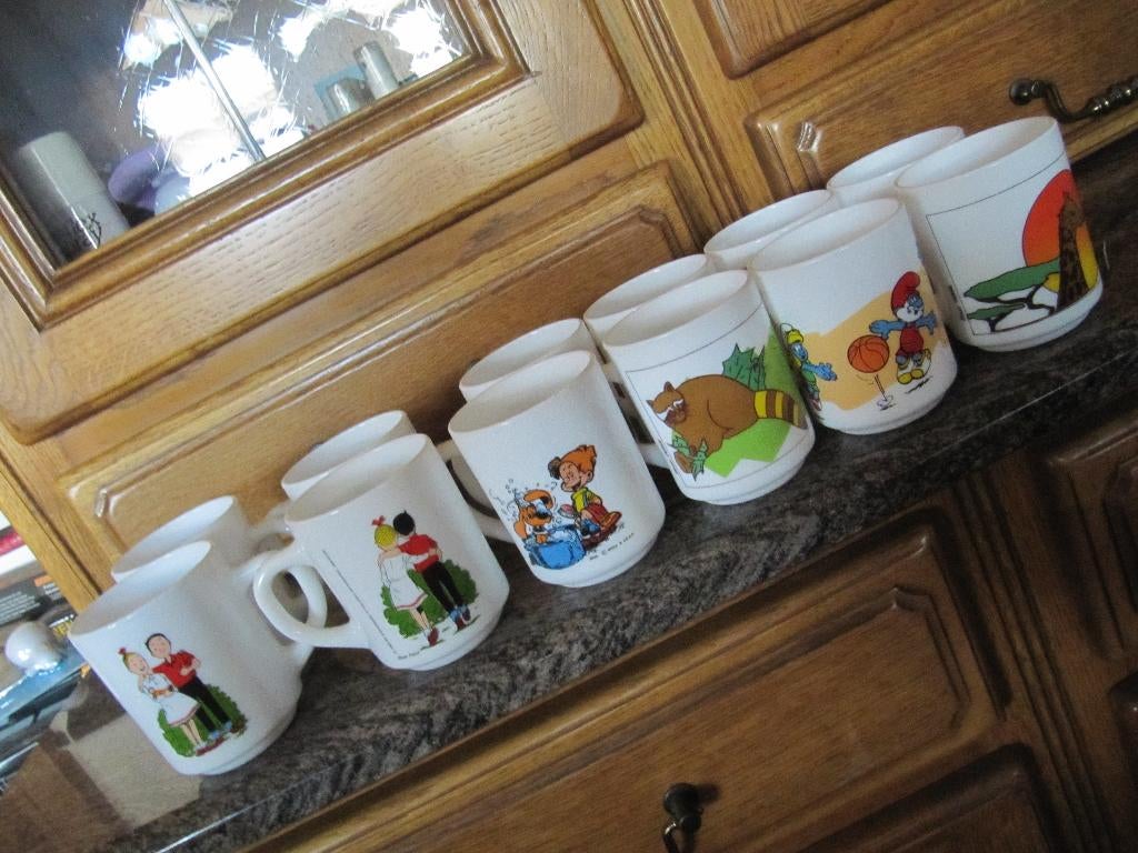 Tasse de café avec différents personnages de dessins animés., Enlèvement ou Envoi, Neuf, Porcelaine, Tasse(s) et/ou soucoupe(s)