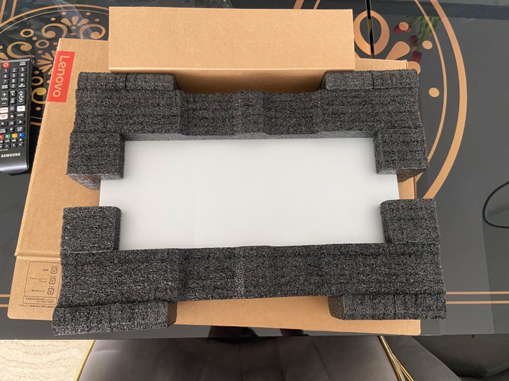 Laptop Lenovo NIEUW, Doe-het-zelf en Bouw, Zonnepanelen en Toebehoren, Ophalen of Verzenden, Nieuw, Compleet systeem, 200 wattpiek of meer