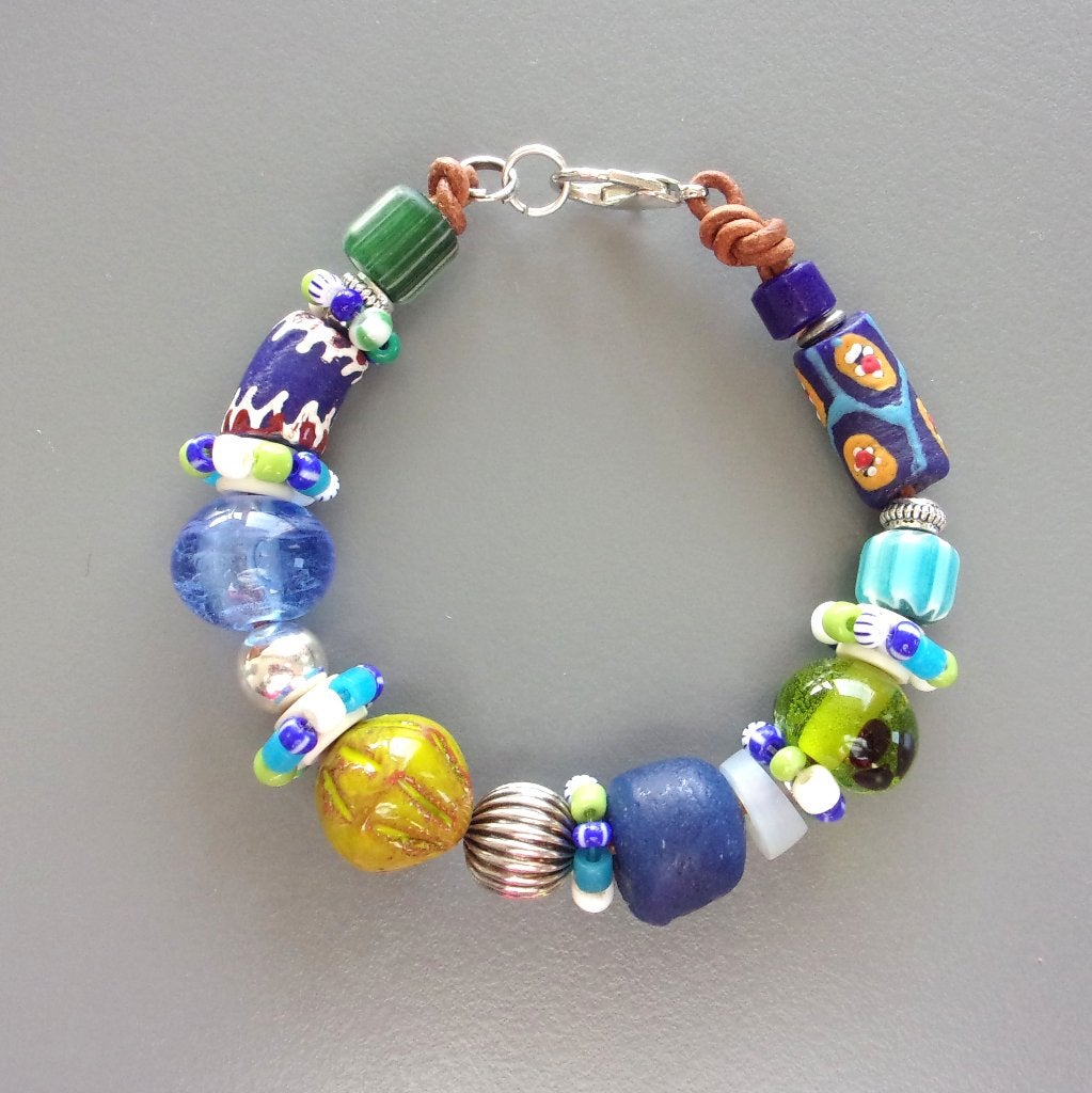 Bracelet homme ou femme sur cuir perles de troc anciennes, Neuf, Enlèvement ou Envoi, Avec bracelets à breloques ou perles, Cuir