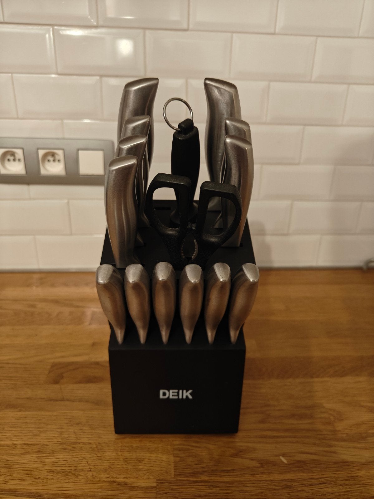 Deik Messenset, Enlèvement ou Envoi, Set de couteaux