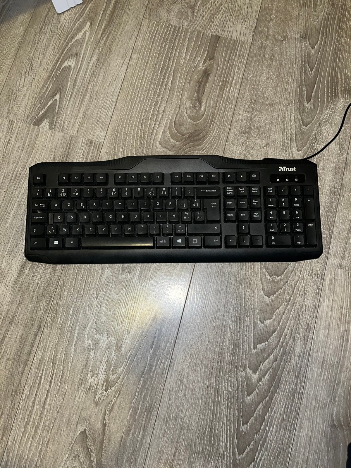 Azerty toetsenbord trust, Computers en Software, Ophalen of Verzenden, Azerty, Zo goed als nieuw, Bedraad