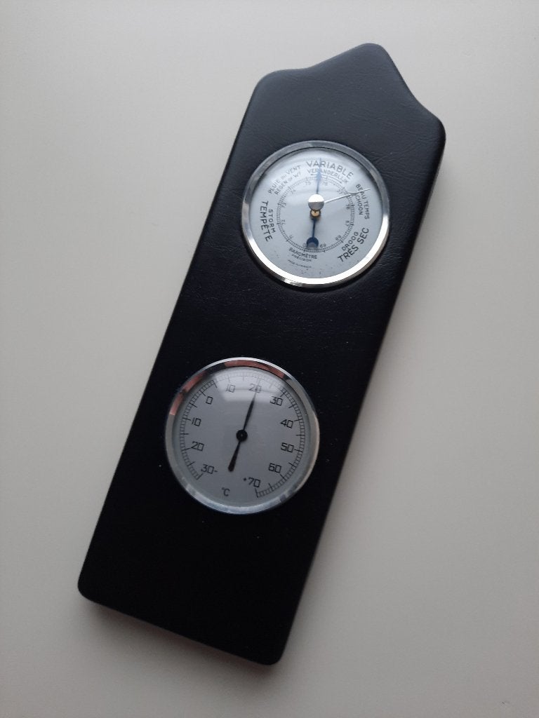 Barometer en thermometer in lederen houder – vintage., TV, Hi-fi & Vidéo, Stations météorologiques & Baromètres, Enlèvement, Neuf