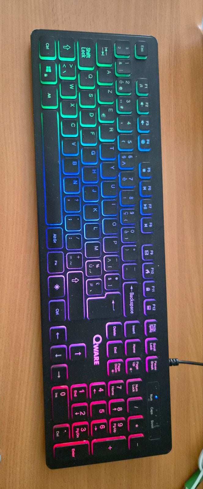 Qware toetsenbord met 7 kleuren, Computers en Software, Toetsenborden, Gebruikt, Qware, Azerty, Ophalen of Verzenden