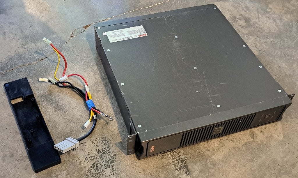 apc smart ups 1500VA, Computers en Software, Noodvoedingen (UPS), Gebruikt, Ophalen