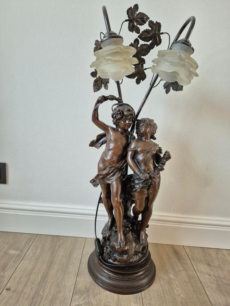 Bronze lamp, Enlèvement