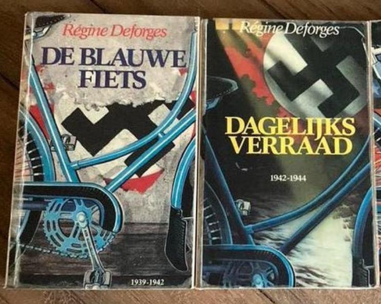 De Blauwe Fiets - Dagelijks verraad - Regine Deforges, Boeken, Ophalen of Verzenden, Zo goed als nieuw
