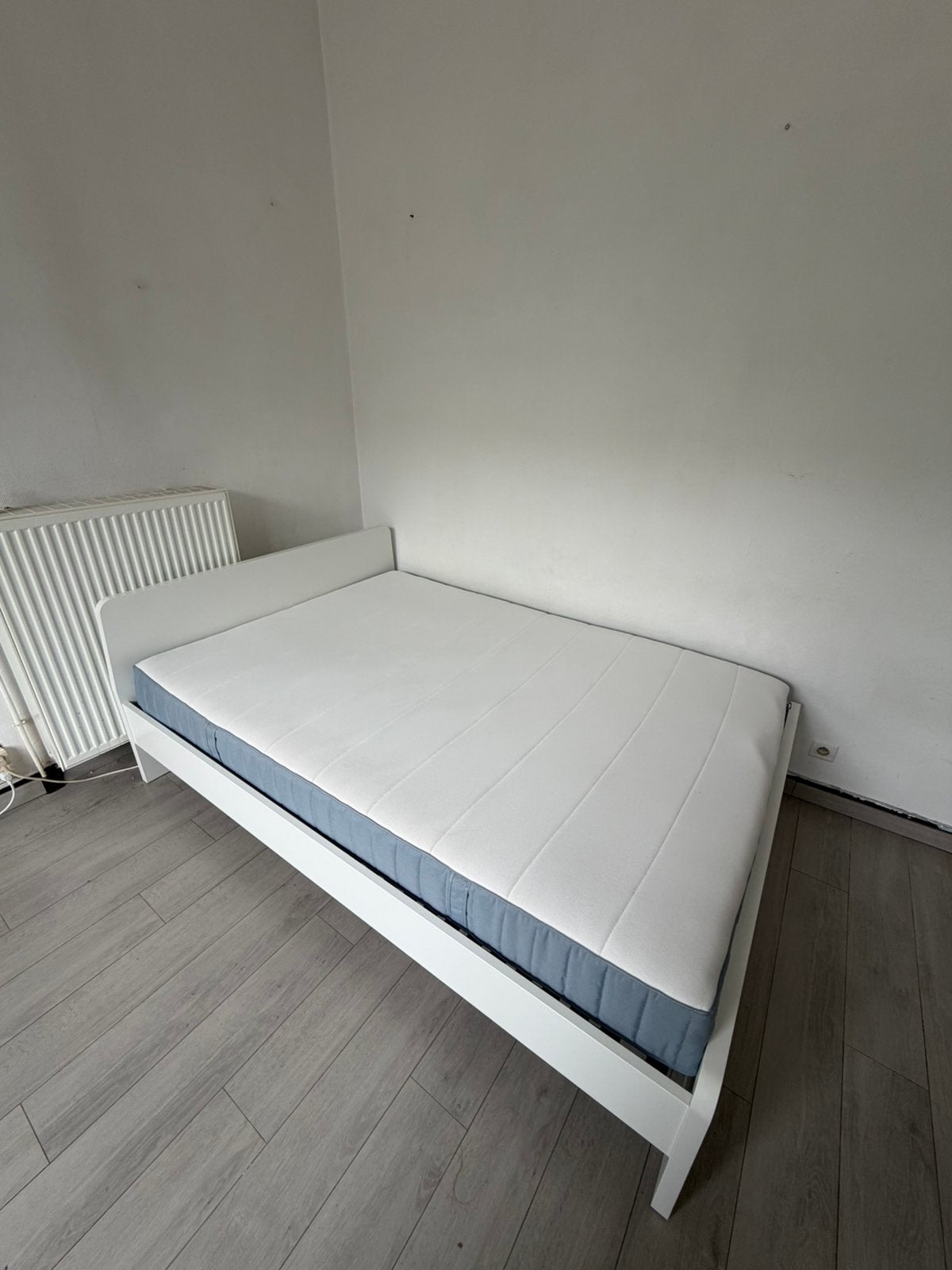Twijfelaar bed, Huis en Inrichting, Slaapkamer | Bedden, Ophalen, Zo goed als nieuw, Twijfelaar, Wit