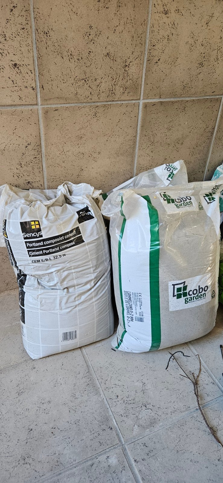 2 zakken lommelzand en 2 cement, Jardin & Terrasse, Sable, Enlèvement