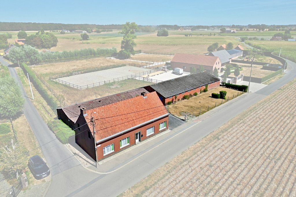 Kortemark - Rustig gelegen woning met 2 loodsen!, 1000 tot 1500 m², Lichtervelde, 5 kamers, 215 m²