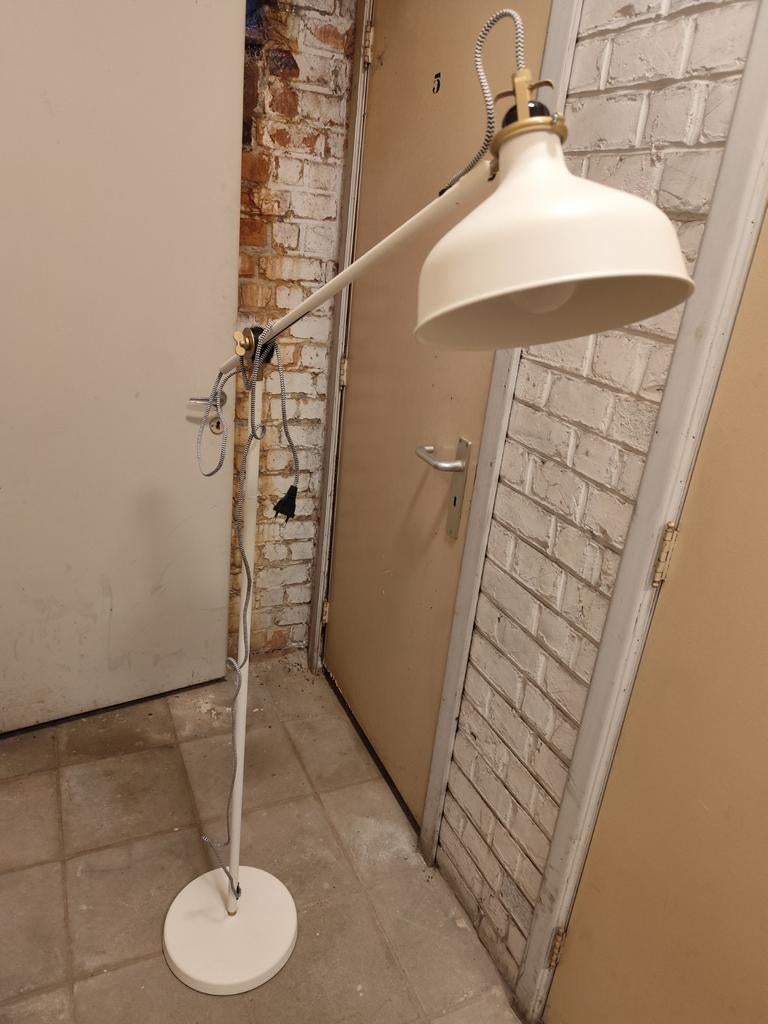 Witte vloerlamp, Ophalen