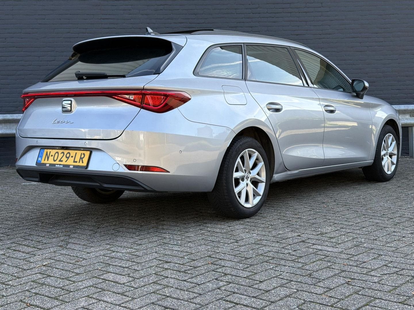 Seat Leon Sportstourer 1.0 TSI Style Business Intense | € 7., Autos, Argent ou Gris, Achat, Entreprise, 127 g/km