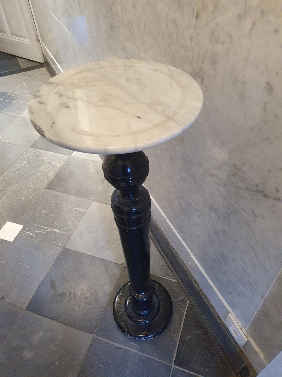 Sokkel met met carrara wit marmer, Ophalen