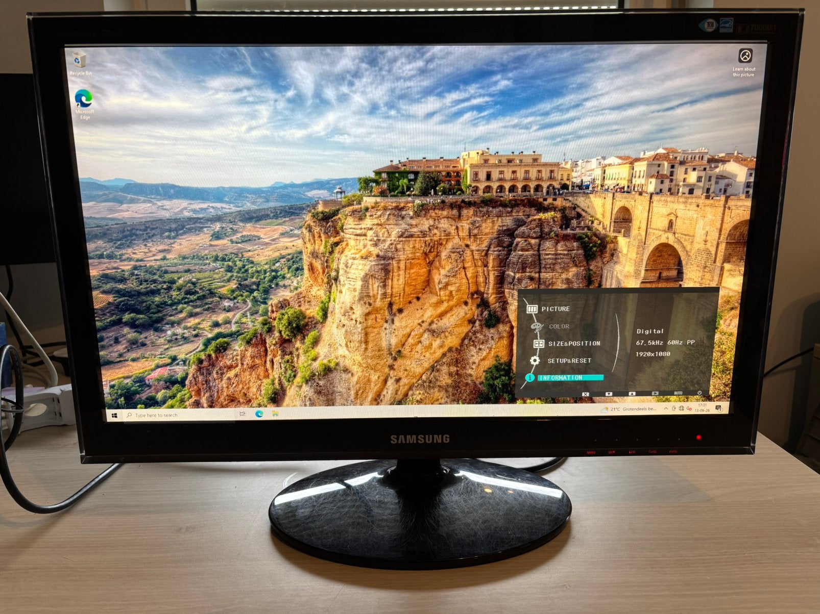 Moniteur Samsung syncMaster P2450H, DVI, 1 à 2 ms, Full HD, 60 Hz ou moins