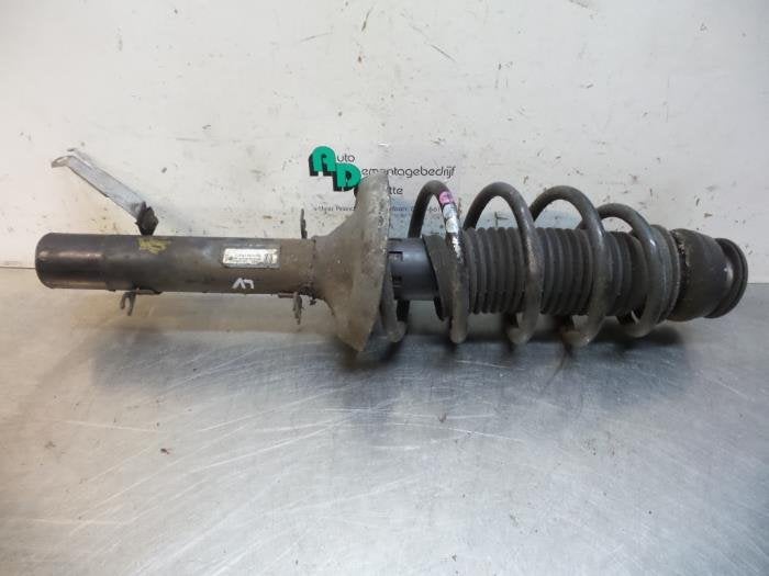 Barre amortisseur avant gauche d'un Volkswagen Golf (Golf 97, Autos : Pièces & Accessoires, Suspension & Châssis, Volkswagen, Utilisé