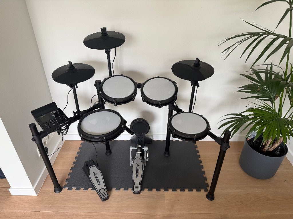 Alesis Nitro Max Kit e-drumstel met kruk+stokken (garantie), Musique & Instruments, Batteries & Percussions, Neuf, Autres marques